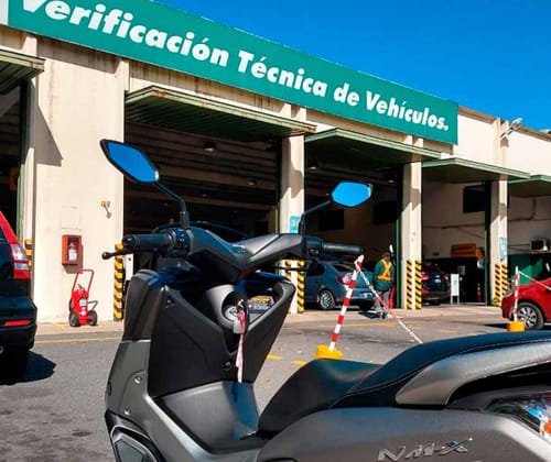 Moto parqueada en un centro de verificación técnica de vehículos
